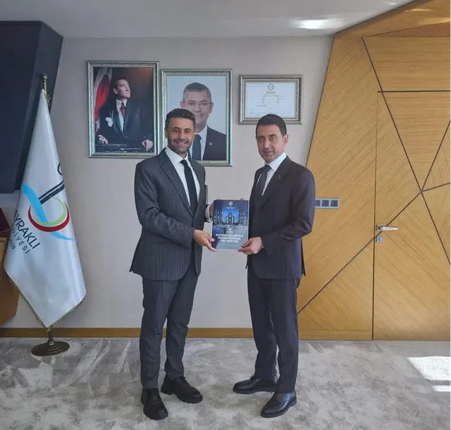 Başkanımız Işıklıoğlu, hazırladığımız “Dijital Dönüşüm Yol Haritası” raporunu Bayraklı Belediye Başkanımız Sayın İrfan Önal’a takdim etti